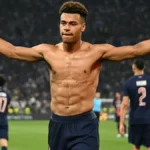 Guéla Doué disputando un balón dividido con la camiseta del Estrasburgo en la Ligue 1
