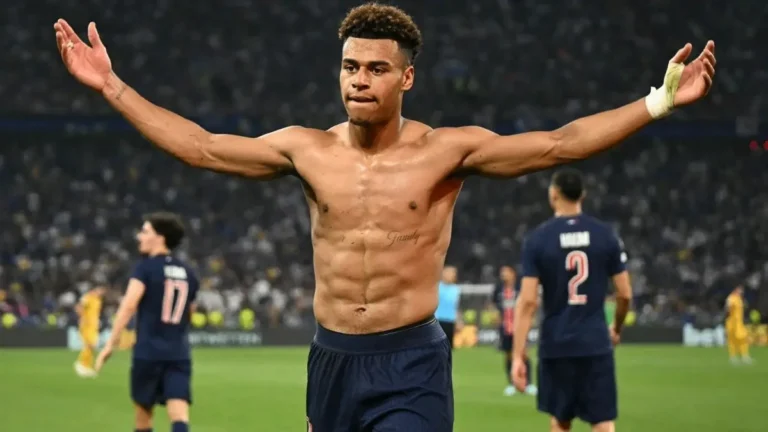 Guéla Doué disputando un balón dividido con la camiseta del Estrasburgo en la Ligue 1