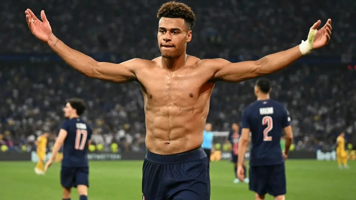 Guéla Doué disputando un balón dividido con la camiseta del Estrasburgo en la Ligue 1