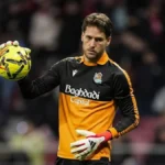 Álex Remiro detiene un balón en un partido de LaLiga con la Real Sociedad