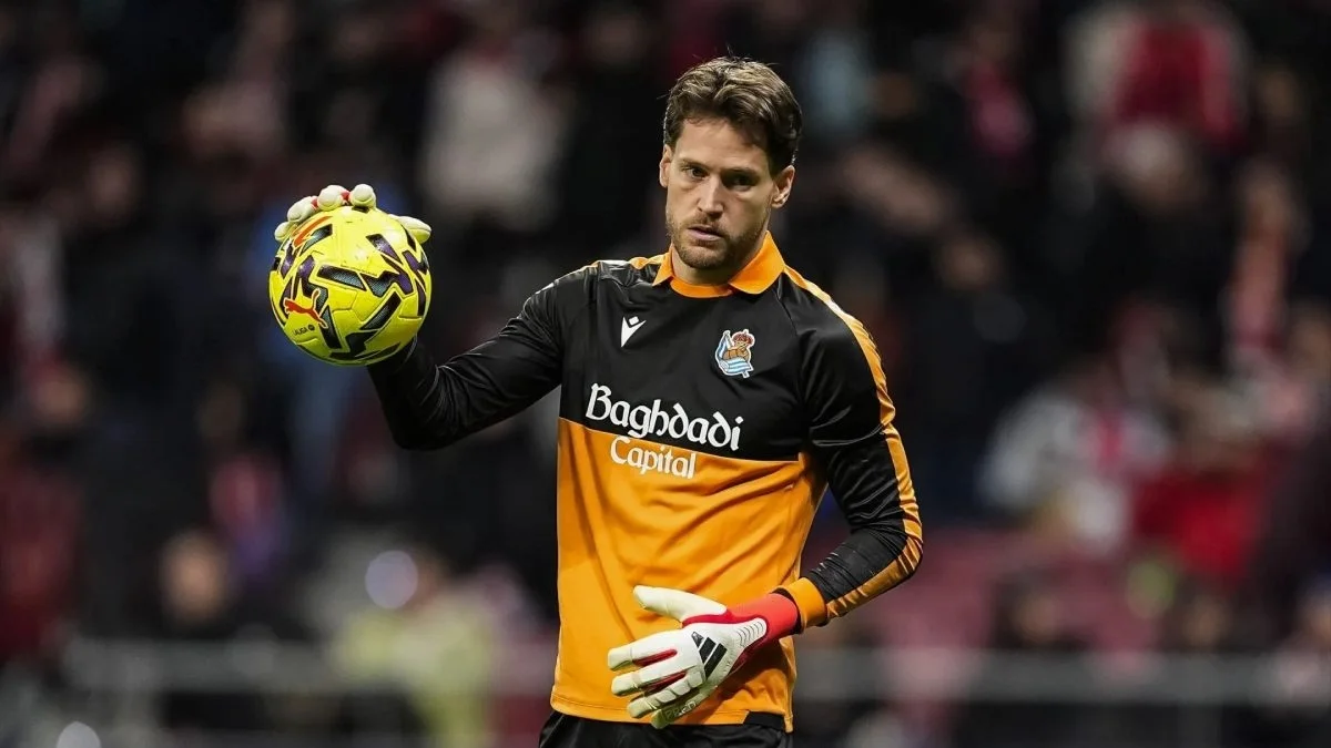 Álex Remiro detiene un balón en un partido de LaLiga con la Real Sociedad