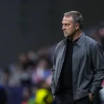 Cesc Fàbregas dando instrucciones desde la banda del Como 1907 durante un partido de la Serie A