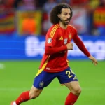 Marc Cucurella disputando un partido con la camiseta del Chelsea en Stamford Bridge