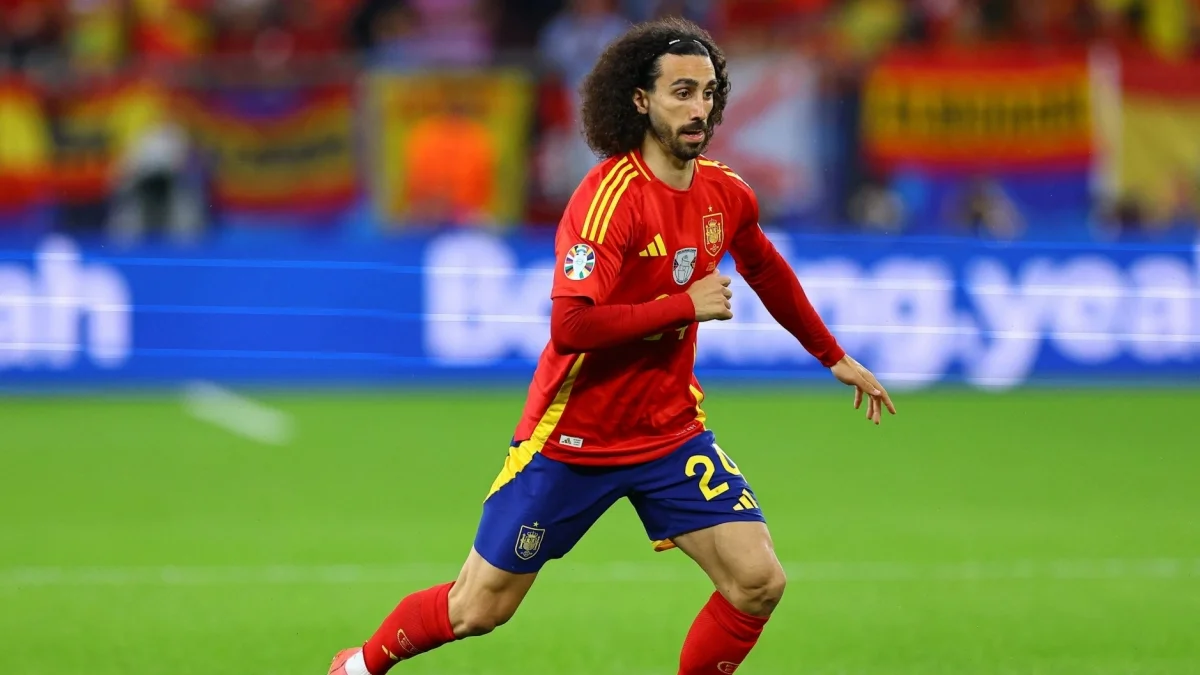Marc Cucurella disputando un partido con la camiseta del Chelsea en Stamford Bridge