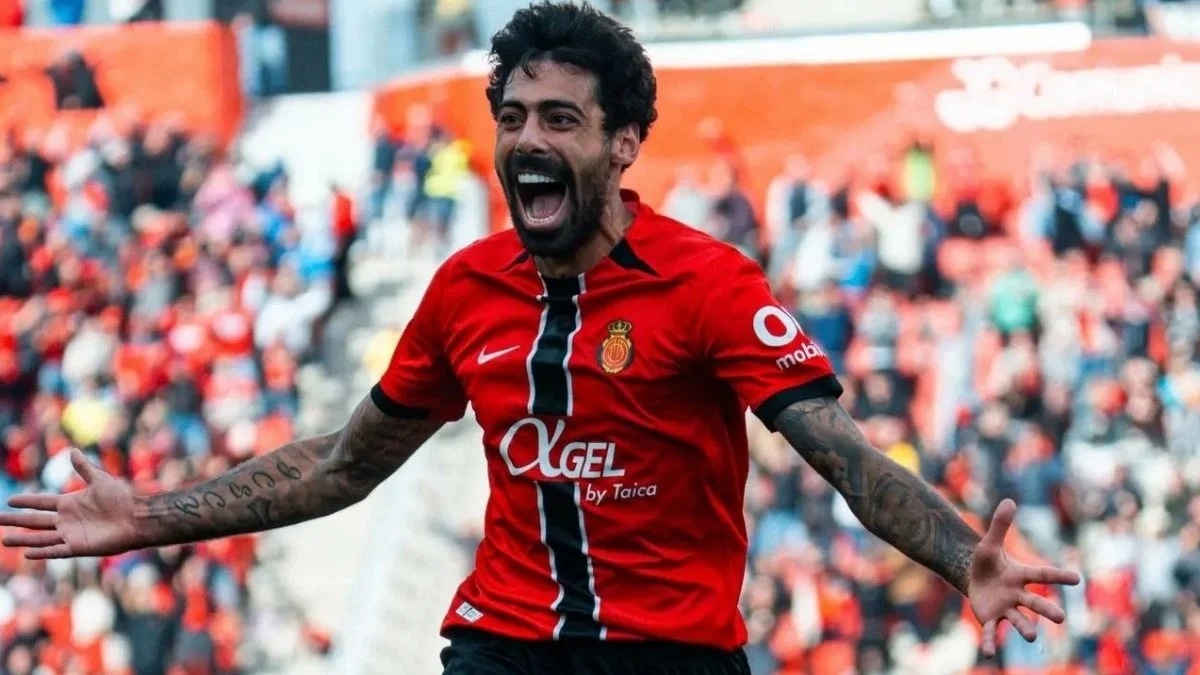 Samú Costa disputando un balón con la camiseta del RCD Mallorca en un partido de LaLiga