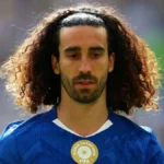 Marc Cucurella con la camiseta del Chelsea durante un partido de Premier League en Stamford Bridge