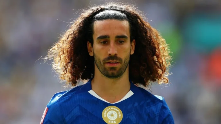 Marc Cucurella con la camiseta del Chelsea durante un partido de Premier League en Stamford Bridge