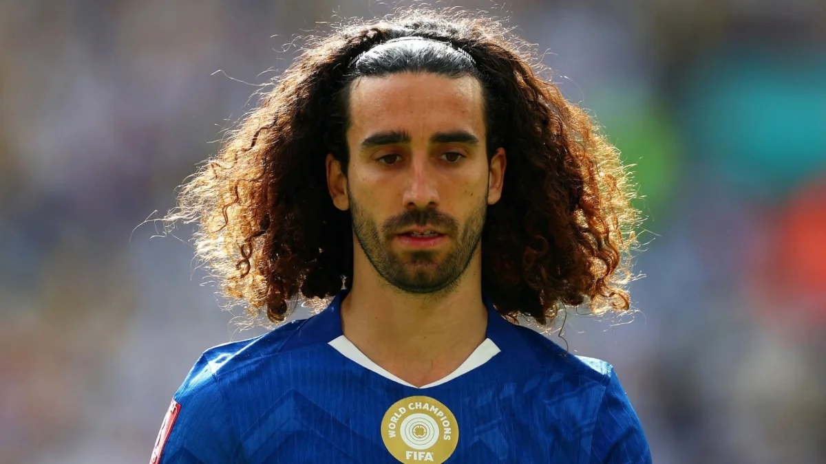 Marc Cucurella con la camiseta del Chelsea durante un partido de Premier League en Stamford Bridge