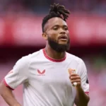 Chidera Ejuke regatea a un rival durante un partido con el Sevilla FC