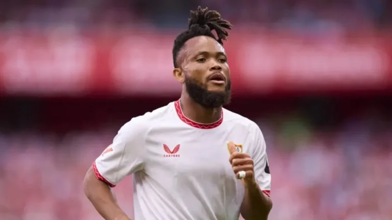 Chidera Ejuke regatea a un rival durante un partido con el Sevilla FC