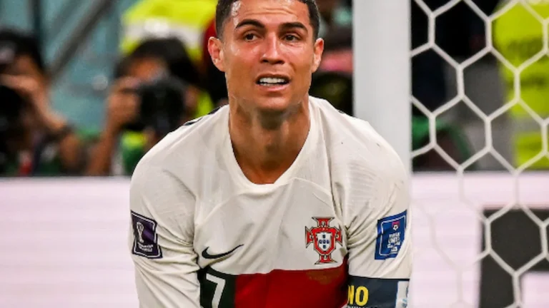 Cristiano Ronaldo con la camiseta de Portugal, gesto de contrariedad junto a la portería durante un partido del Mundial de fútbol