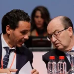Del Nido Carrasco y Pepe Castro conversan en la mesa presidencial durante una junta de accionistas del Sevilla FC