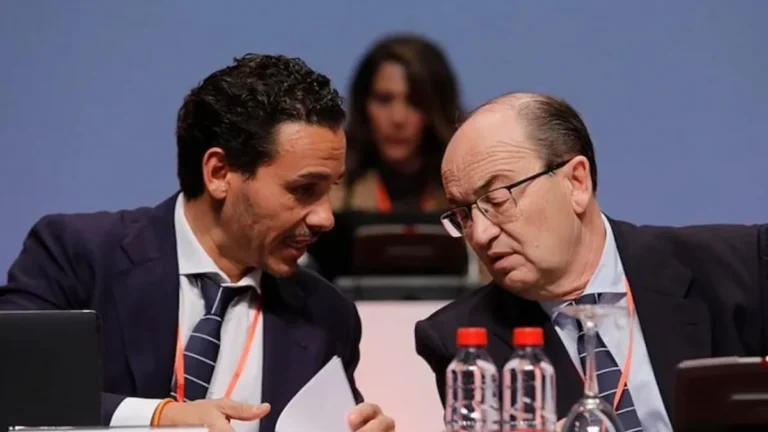Del Nido Carrasco y Pepe Castro conversan en la mesa presidencial durante una junta de accionistas del Sevilla FC