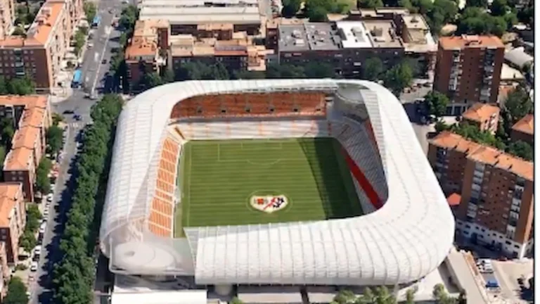 Vista aérea del Estadio de Vallecas rodeado por las viviendas del barrio madrileño de Puente de Vallecas