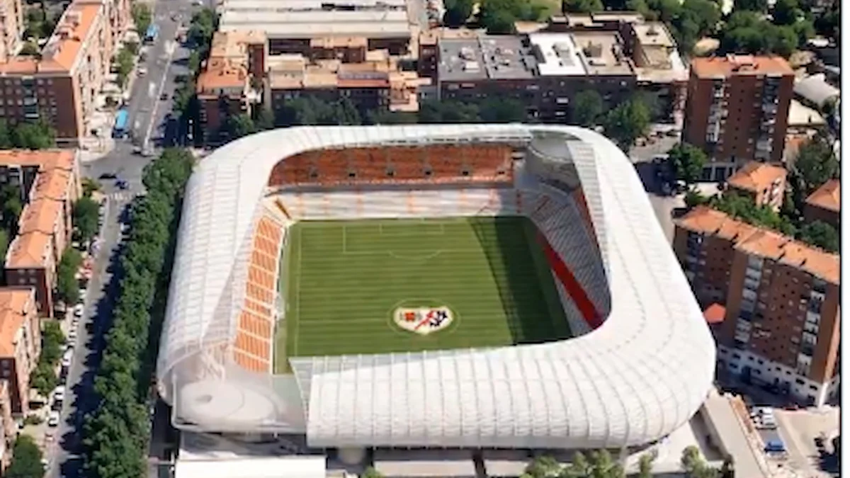 Vista aérea del Estadio de Vallecas rodeado por las viviendas del barrio madrileño de Puente de Vallecas