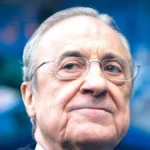 Florentino Pérez observa atentamente desde la grada del Santiago Bernabéu durante un partido del Real Madrid