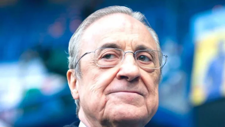Florentino Pérez observa atentamente desde la grada del Santiago Bernabéu durante un partido del Real Madrid