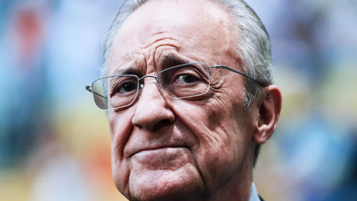 Florentino Pérez observa desde el terreno de juego con gesto reflexivo durante un acto del Real Madrid