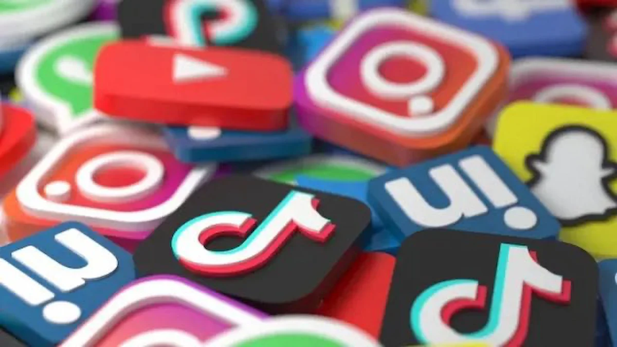 Pila de iconos tridimensionales de TikTok, Instagram, YouTube y Snapchat amontonados en desorden