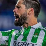 Isco Alarcón celebra un gol con el puño en alto vestido con la camiseta verdiblanca del Real Betis