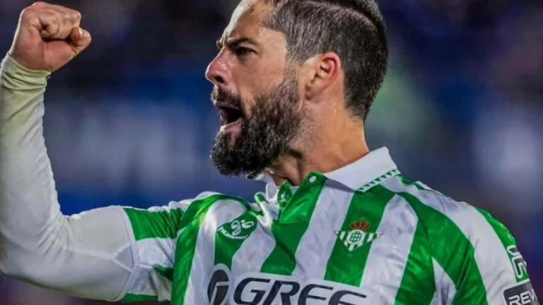 Isco Alarcón celebra un gol con el puño en alto vestido con la camiseta verdiblanca del Real Betis