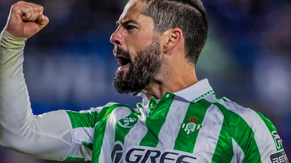 Isco Alarcón celebra un gol con el puño en alto vestido con la camiseta verdiblanca del Real Betis
