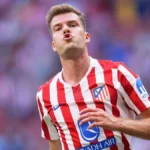 Alexander Sørloth disputando un partido con el Atlético de Madrid en el estadio Metropolitano