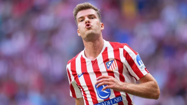 Alexander Sørloth disputando un partido con el Atlético de Madrid en el estadio Metropolitano