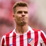 Alexander Sorloth disputando un partido con la camiseta del Atlético de Madrid en el Metropolitano