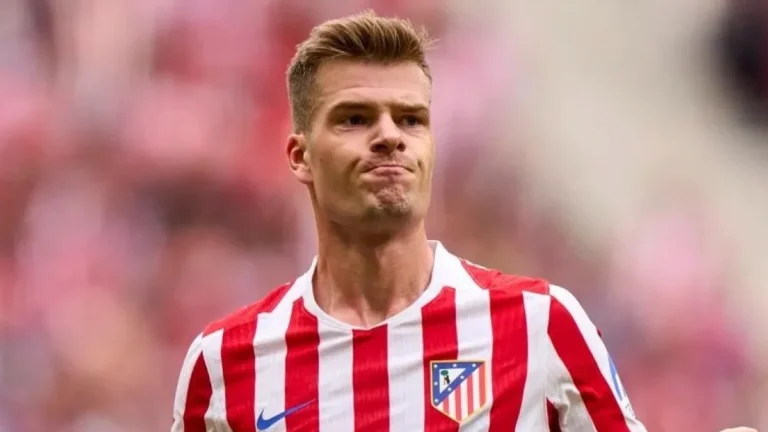 Alexander Sorloth disputando un partido con la camiseta del Atlético de Madrid en el Metropolitano