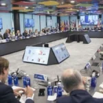 Reunión del Consejo de LaLiga con directivos de clubes sentados en torno a una gran mesa ovalada