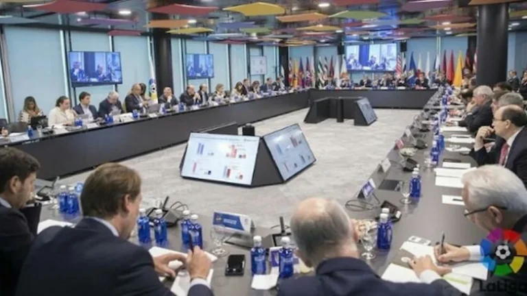 Reunión del Consejo de LaLiga con directivos de clubes sentados en torno a una gran mesa ovalada