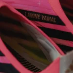 Botas Adidas personalizadas de Lamine Yamal con su nombre y las banderas de Marruecos y Guinea Ecuatorial en el Mundial 2026