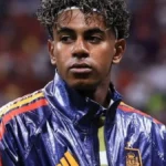Lamine Yamal con la equipación de entrenamiento de la selección española antes de un partido