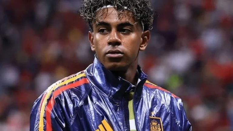 Lamine Yamal con la equipación de entrenamiento de la selección española antes de un partido