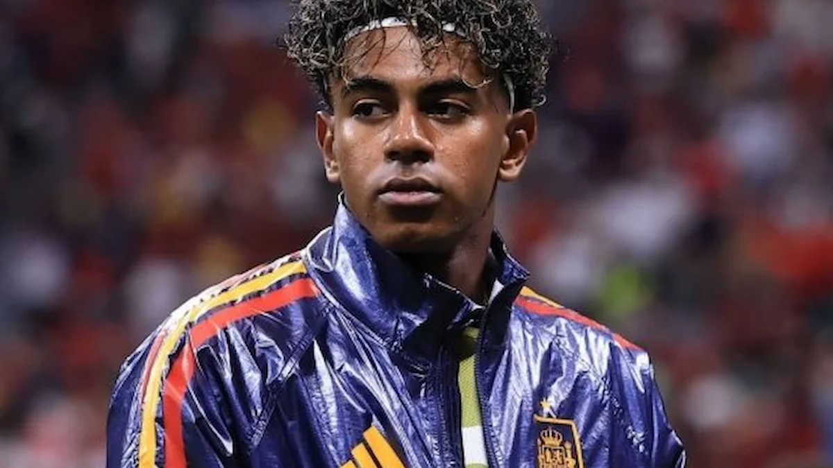 Lamine Yamal con la equipación de entrenamiento de la selección española antes de un partido