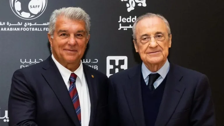 Joan Laporta y Florentino Pérez posan juntos ante el logo de la Federación Saudí de Fútbol en un acto en Arabia Saudí