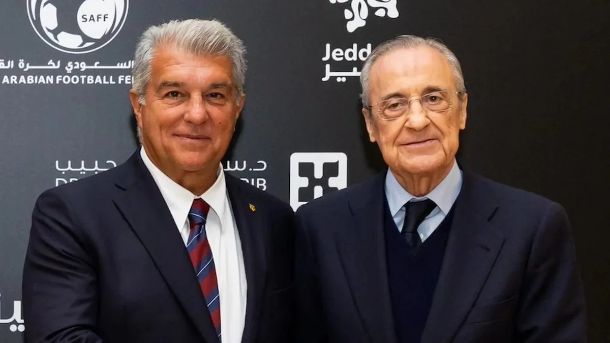 Joan Laporta y Florentino Pérez posan juntos ante el logo de la Federación Saudí de Fútbol en un acto en Arabia Saudí