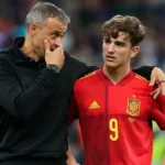 Imagen destacada sobre Luis Enrique y Gavi tras un partido de la selección española Luis Enrique ha puesto su mirada en Gav