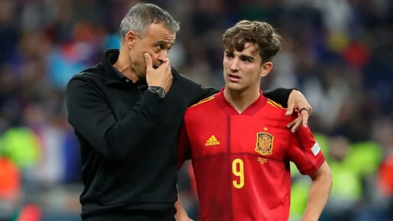 Imagen destacada sobre Luis Enrique y Gavi tras un partido de la selección española Luis Enrique ha puesto su mirada en Gav