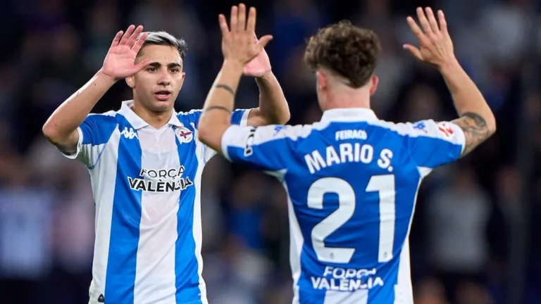 Mario Soriano y el dorsal 21 del Deportivo celebran un gol en el estadio de Riazor con el mensaje Força València en sus camisetas