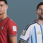 Cristiano Ronaldo con la camiseta de Portugal y Lionel Messi con la camiseta de Argentina posando juntos ante fondo neutro