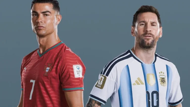 Cristiano Ronaldo con la camiseta de Portugal y Lionel Messi con la camiseta de Argentina posando juntos ante fondo neutro