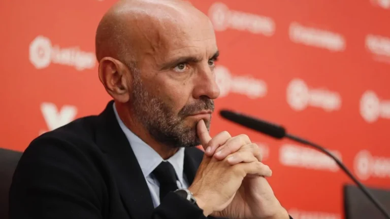 Imagen destacada sobre Monchi durante una rueda de prensa con el Sevilla Marc Roca vuelve a aparecer en el horizonte del Es
