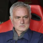 José Mourinho en el césped del Santiago Bernabéu con el escudo del Real Madrid al fondo