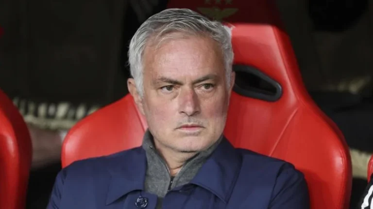 José Mourinho en el césped del Santiago Bernabéu con el escudo del Real Madrid al fondo