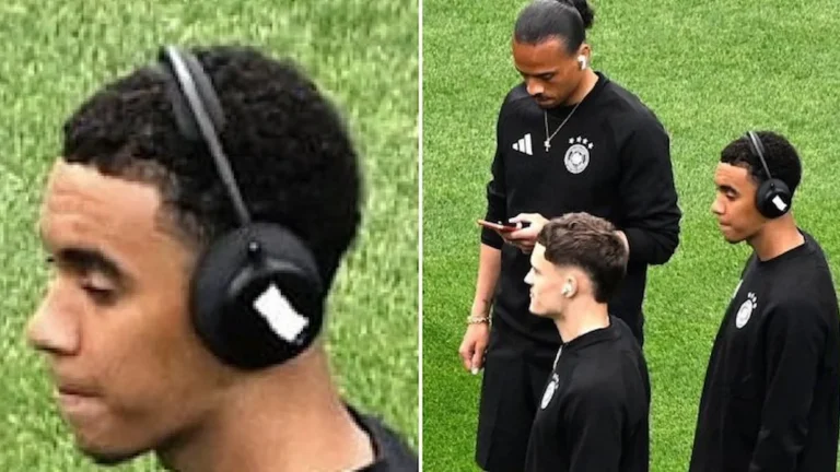 Jamal Musiala con auriculares Beats by Dr. Dre con el logo tapado con cinta adhesiva blanca junto a compañeros de la selección alemana en el terreno de juego
