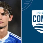 Nico Paz con camiseta azul del Como 1907, junto al escudo del club italiano, en imagen de presentación