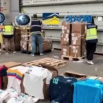 Agentes de la Policía Nacional con camisetas falsas de selecciones de fútbol incautadas durante la operación del Mundial 2026 en España