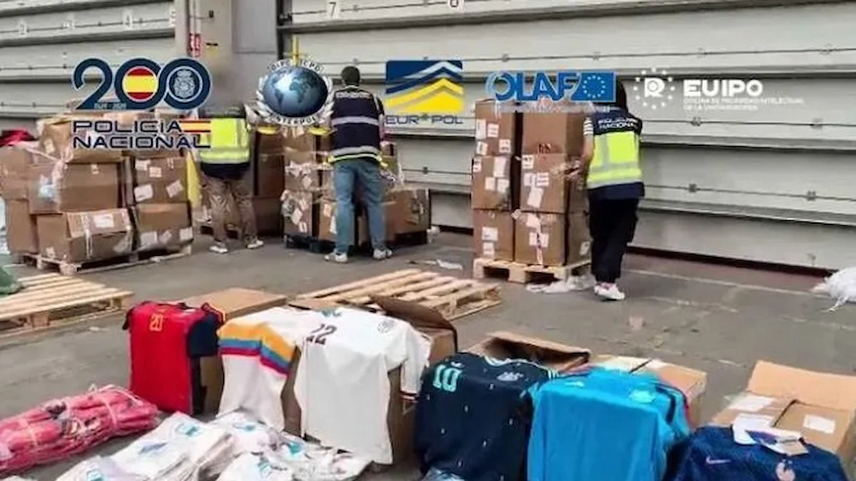 Agentes de la Policía Nacional con camisetas falsas de selecciones de fútbol incautadas durante la operación del Mundial 2026 en España